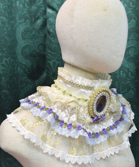kki.2383　孔雀と小花のフリルネックカラー。
