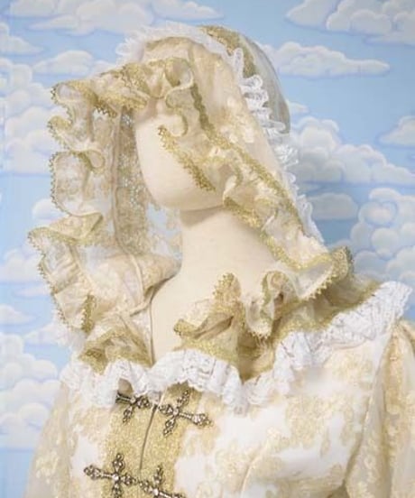 kki.1991　クロス飾りとレースのローブ。