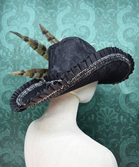 kki.2521　黒のレースとプリーツフリルテンガロンHATキジとグース添え。