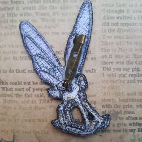 ロッキングホースフライ 刺繍ブローチ