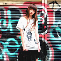 赤と白の女王さまと Tシャツ