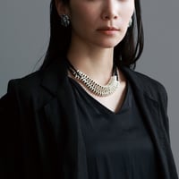 モノトーンが描く洗練のネックレス