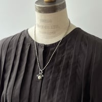 フロントチャームのステンレスネックレス