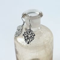しずくモチーフのピアス&イヤリング