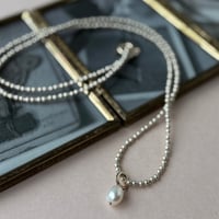 チャーム付シェルパールのロングネックレス
