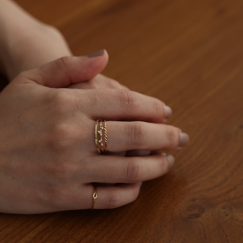 agate ゴールドリング 細いデザイン 箱付　10k 週末限定値下げ中！ 06 超極細 槌目リング 14kgf／ゴールド 華奢 アレルギー対応 ピンキー