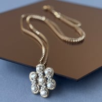 パールのキレイ目ペンダント