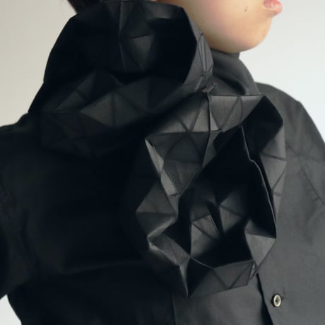 marumasu/折り紙スカーフ-ORIGAMI SCARF monomatopee/black