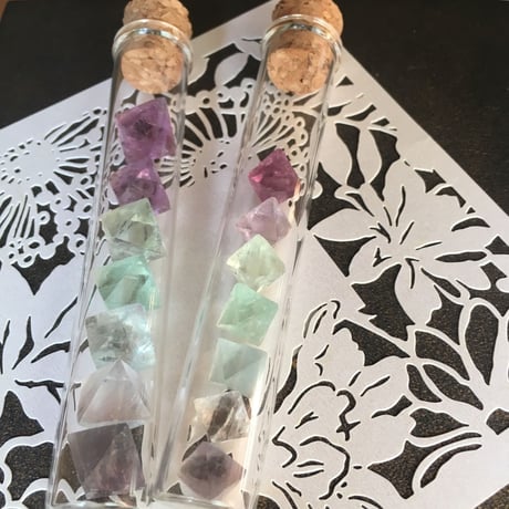 【リニューアル✨】蛍石♢八面体 七色標本瓶（小さめ）