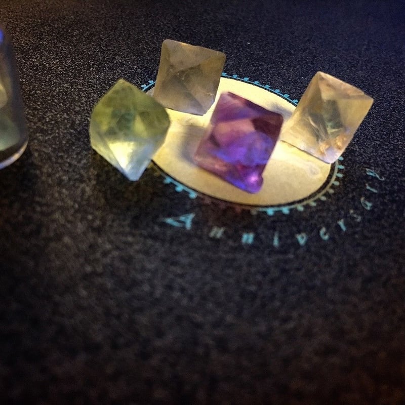 八面体蛍石を含むキャンドルクォーツの花 フローライト 八面体 小サイズ