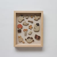 ちえちひろ 陶板作品『散らかってるのもいいよ』