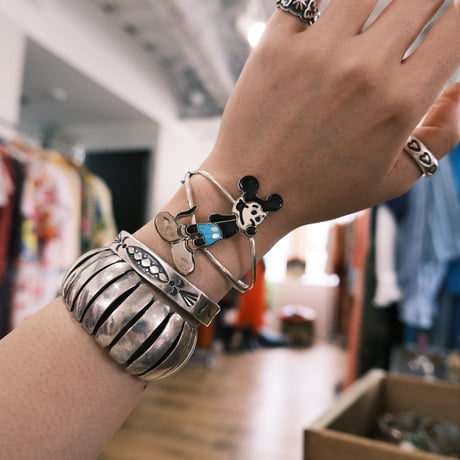 "Mickey" bangle / ZUNI artist"AndreaLonjose"