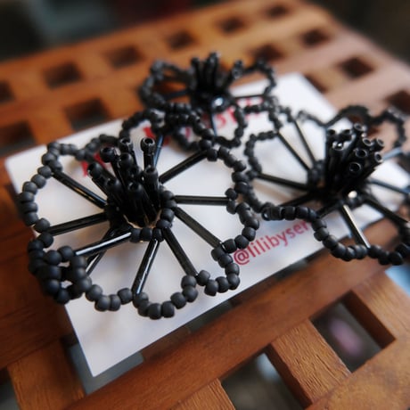 lili by SERI / flower drawing "black"ear cuff type