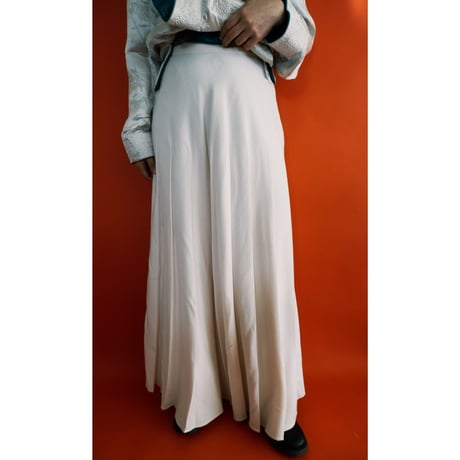 white pleats skirt