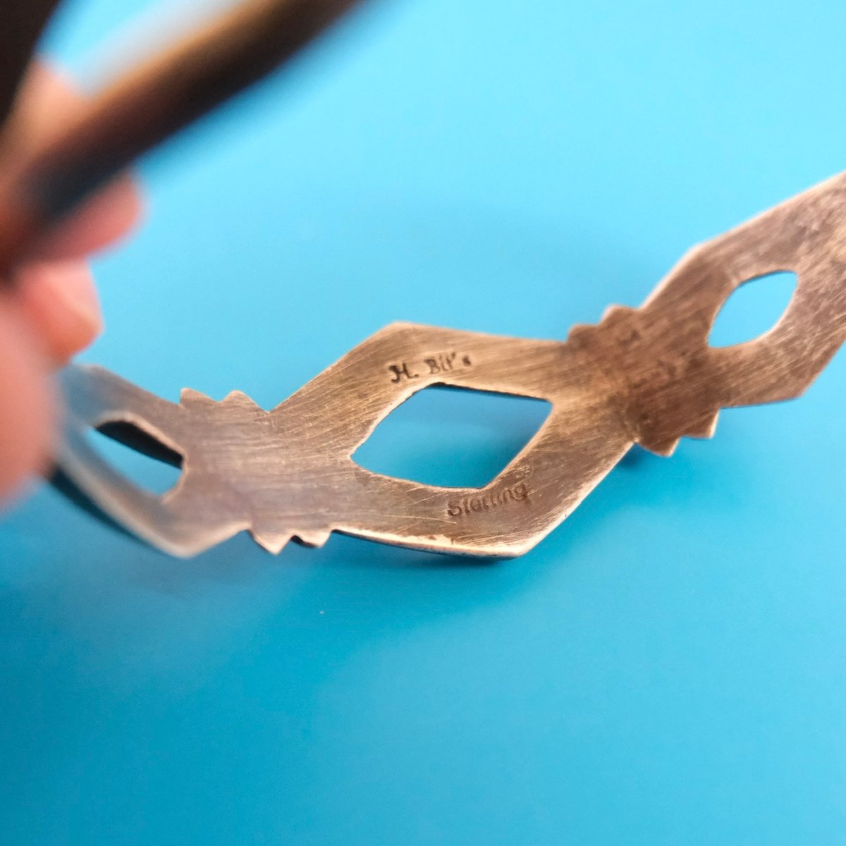 【美品】ナバホ族 Harrison Bitsue作 サンドキャスト バングル ナバホ Harrison・Bitsue ハリソン・ビソイ サンドキャスト モレンチ