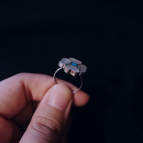 ZUNI flower ring / white shell