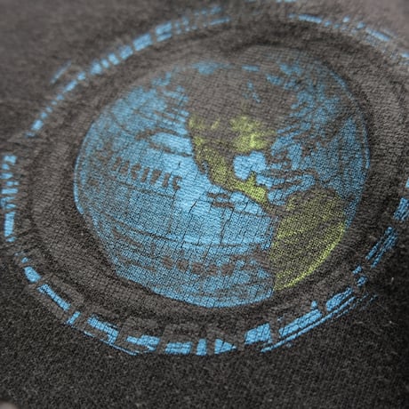 90s "Earth" print tee / black