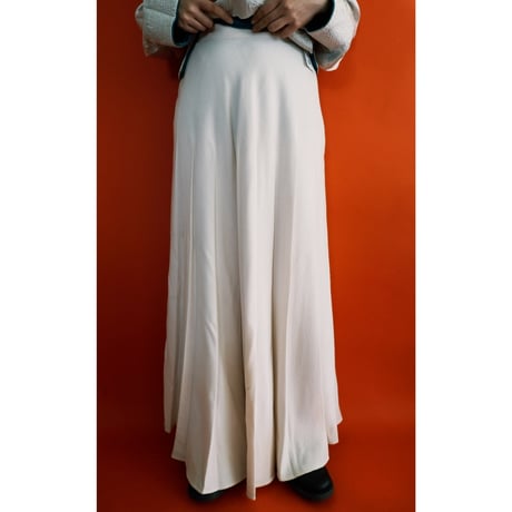 white pleats skirt