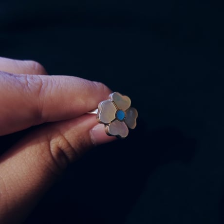 ZUNI flower ring / white shell