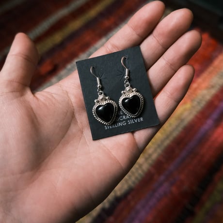navajo / heart motif onyx pierce
