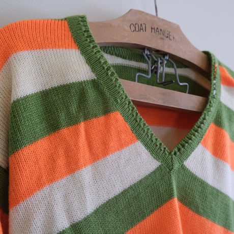 border V-neck knit
