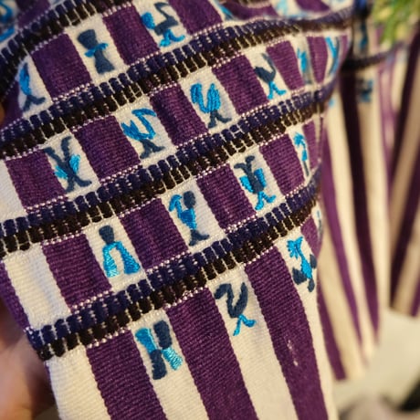 Guatemala / birds embroidery huipil