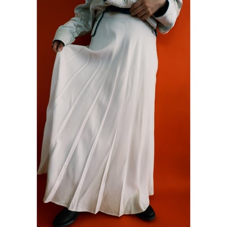 white pleats skirt