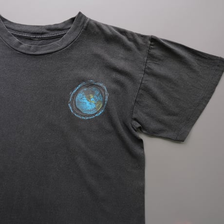 90s "Earth" print tee / black