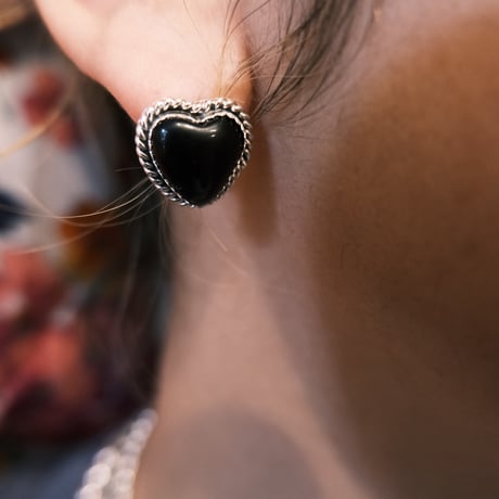 navajo / heart motif onyx pierce