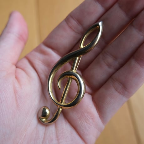 "🎼" brooch