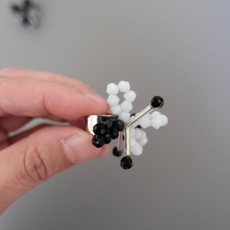 lili by SERI / beads flower ear cuff