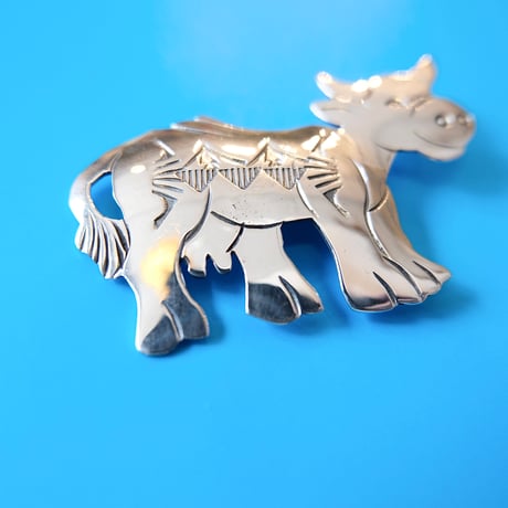 Indian jewelry / “cow” silver brooch