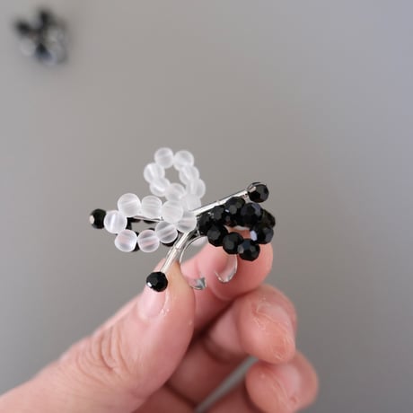 lili by SERI / beads flower ear cuff