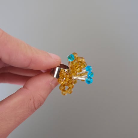 lili by SERI / beads flower ear cuff