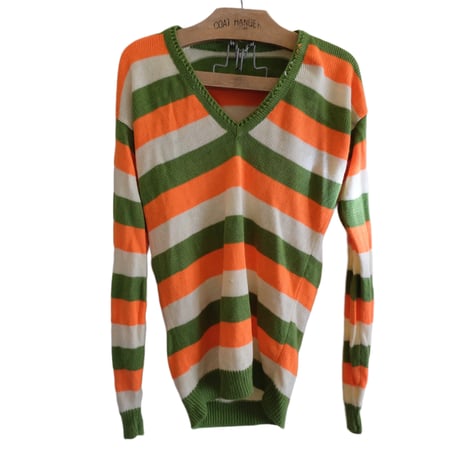 border V-neck knit