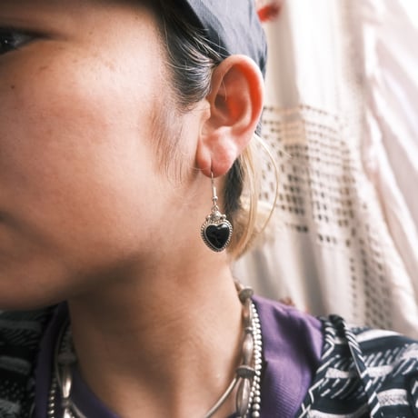 navajo / heart motif onyx pierce