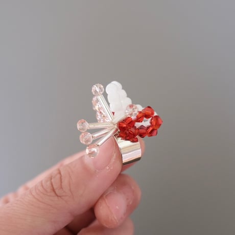 lili by SERI / beads flower ear cuff