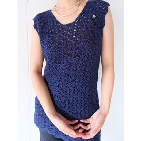 hand knit vest with pins / navy