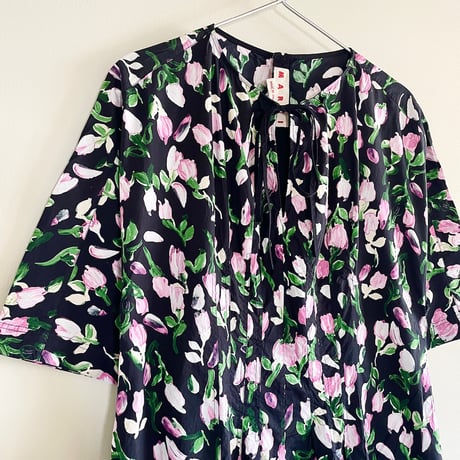 “MARNI” neck ribbon black×flower print dress