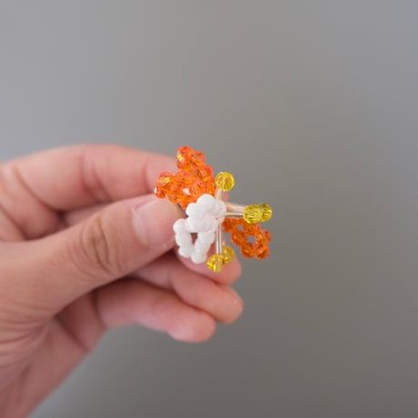 lili by SERI / beads flower ear cuff