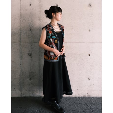 no-sleeve black simple dress