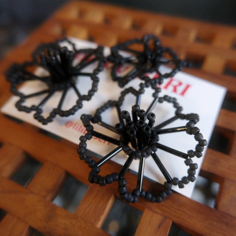 lili by SERI / flower drawing "black"ear cuff type