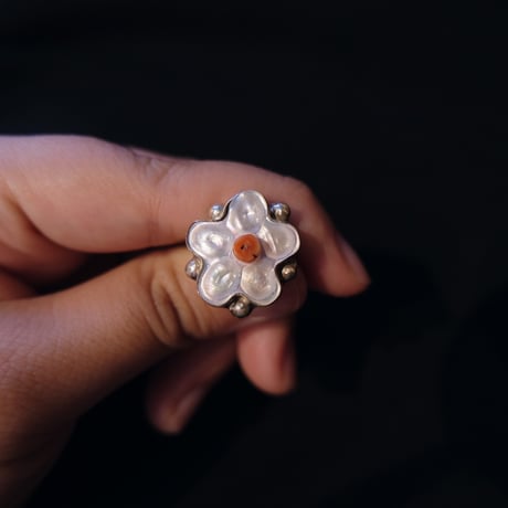 ZUNI / flower ring / white shell