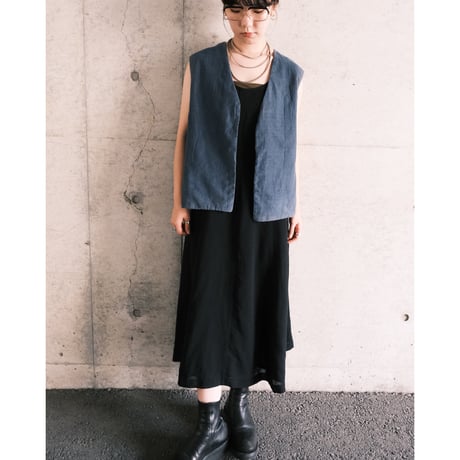 no-sleeve black simple dress