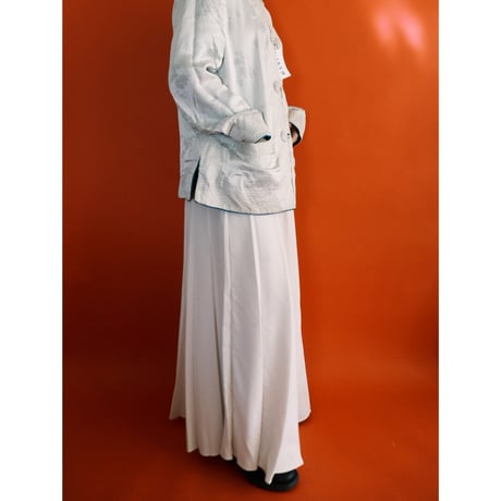 white pleats skirt