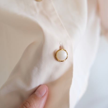 frill blouse / ivory