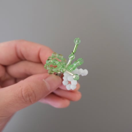 lili by SERI / beads flower ear cuff