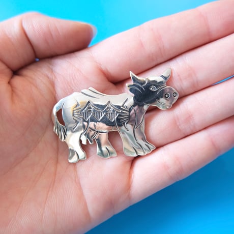 Indian jewelry / “cow” silver brooch