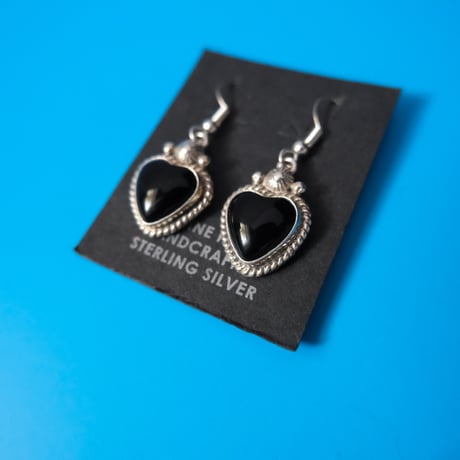 navajo / heart motif onyx pierce