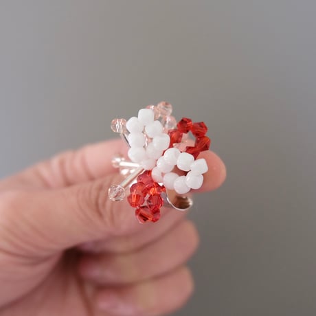 lili by SERI / beads flower ear cuff